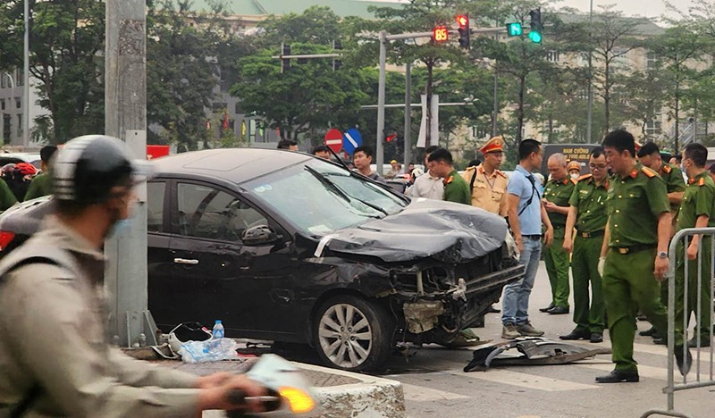 22 người bị thương trong vụ xe ô tô “điên” gây tai nạn: Chiều 5/4, tại ngã tư Võ Chí Công – Xuân La (phường Xuân La, quận Tây Hồ, Hà Nội) đã xảy ra vụ tai nạn nghiêm trọng – ô tô do ông Hoàng Hồ Vĩnh, (SN 1960, trú tại phường Bồ Đề, quận Long Biên, Hà Nội) điều khiển bị mất lái đâm vào nhiều phương tiện. Hậu quả khiến 22 người bị thương, hàng loạt phương tiện bị hư hỏng. 