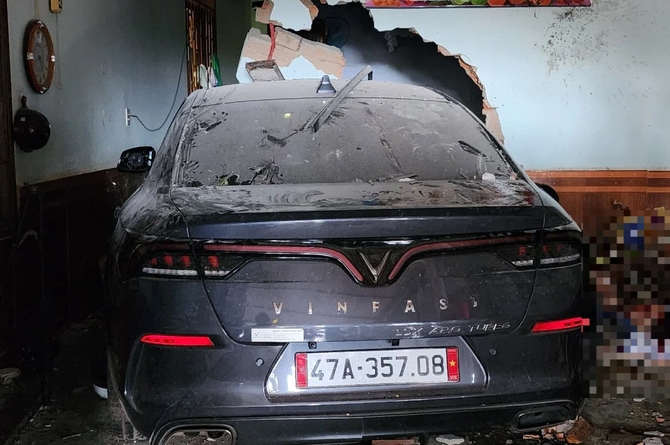  Đang nằm ngủ trong nhà bị ô tô tông tử vong tại chỗ: Tối 24/1, ông N.V.H. (56 tuổi, ngụ xã Ea Kpam, huyện Cư M'gar, Đắk Lắk) điều khiển ô tô mang KBS 47A - 357.08 lưu thông trên tuyến đường liên xã thôn Tân Lập (xã Ea Kpam). Khi xe lưu thông đến ngã ba đường đã bất ngờ lao thẳng vào hai nhà dân, tông sập tường, lao thẳng vào phòng khách của gia đình ông B.Đ.P. (57 tuổi). Thời điểm này, ông P. đang nằm ngủ trên ghế và bị xe tông chết tại chỗ. Theo cơ quan chức năng, qua kiểm tra phát hiện tài xế vi phạm nồng độ cồn.