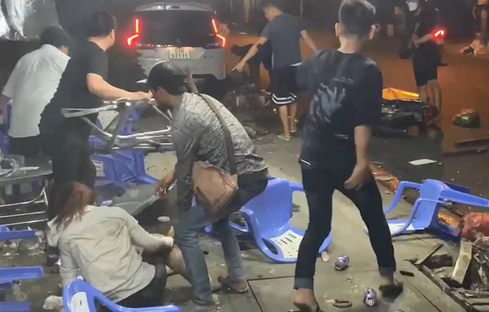  Ô tô lao vào quán nhậu vỉa hè, 3 người bị thương: Đêm 18/2, một ôtô 7 chỗ chạy trên đường Phạm Thế Hiển hướng về cầu Bà Tàng (quận 8, TP HCM). Khi đến gần địa chỉ 2471 Phạm Thế Hiển, quận 8 thì bất ngờ lao vào một quán nhậu trên vỉa hè. Ô tô trên tông vào một số bàn nhậu, dừng lại sau khi tông một cây xanh nhỏ và mắc kẹt vào cột điện. Vụ việc khiến hai người đàn ông và một phụ nữ bị thương và được đưa đi cấp cứu sau đó. 