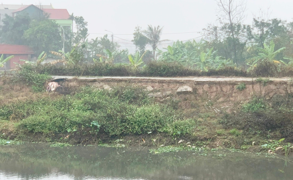 Theo lãnh đạo UBND xã Mộ Đạo, khi thi công nhà thầu cũng làm ảnh hưởng đến tường rào, bờ cổng của một số hộ dân nhưng nhiều lần liên hệ nhà thầu không được. Hiện nay, đường đã bị hỏng hết xã cũng đã kiến nghị lên thị xã và Ban Quản lý.