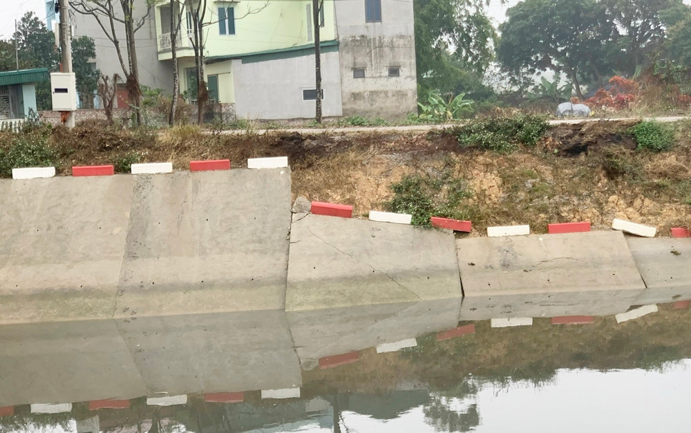 Theo tìm hiểu của phóng viên, khu vực kè sông Chì bị sạt lở nằm trong dự án cải tạo, nâng cấp kênh tiêu Tào Khê (đoạn từ cầu Trằm đến điều tiết Chì) là dự án nhóm B, với loại công trình Nông nghiệp và phát triển nông thôn; công trình thủy lợi do Ban Quản lý dự án đầu tư xây dựng các công trình Nông nghiệp và Phát triển nông thôn Bắc Ninh làm chủ đầu tư.