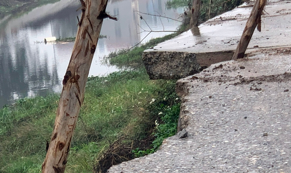 Mặc dù dự án vẫn đang làm nhưng đã xảy ra tình trạng sạt lở nghiêm trọng.