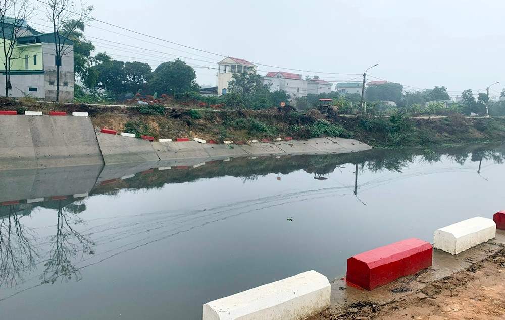 Tình trạng sạt lở rất nghiêm trọng, nhiều đọan khối bê tông đã bị bong, gãy, rơi hẳn xuống sông.