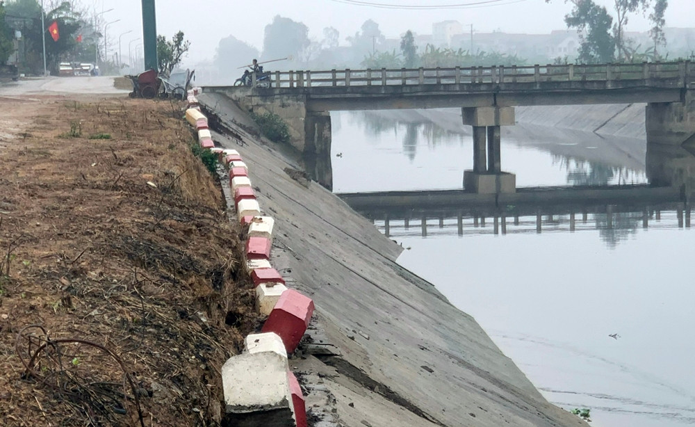 Người dân cho biết, tình trạng bờ kè sông Chì bị sạt lở xảy ra kéo dài đã gần 1 năm, họ cũng đã có nhiều ý kiến lên cấp chính quyền nhưng các đơn vị liên quan vẫn không có biển cảnh báo, không chăng dây phản quang hay khắc phục.