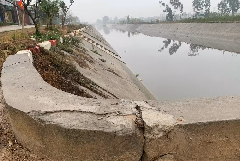 Dự án kè kênh gần 200 tỷ đồng vẫn đang làm nhưng đã hư hỏng nhiều đoạn.