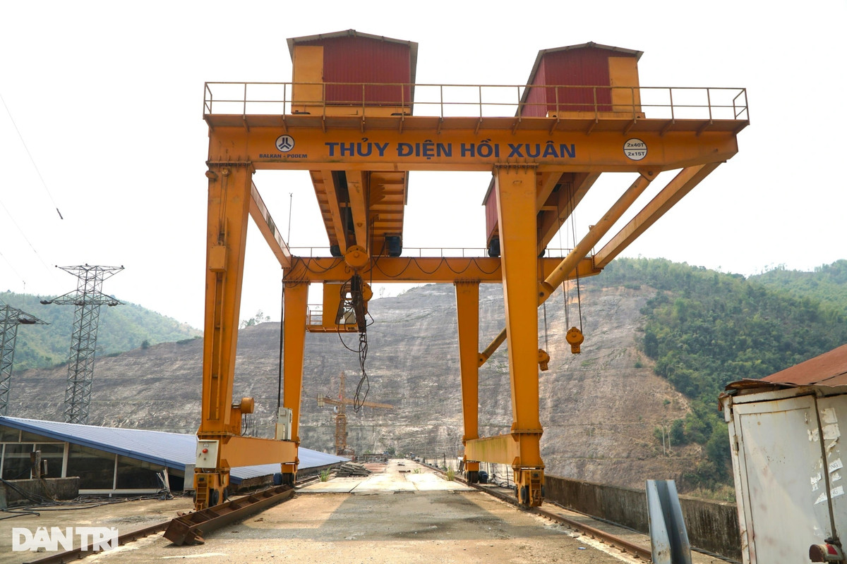 Đại công trường dang dở, máy móc ngổn ngang, không một bóng công nhân làm việc. (Ảnh: Dân Trí).