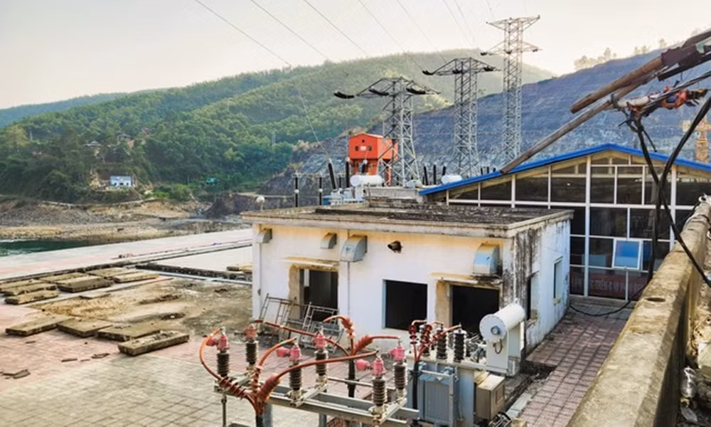 Dự án được khởi công vào tháng 3/2010. Theo kế hoạch, khoảng tháng 10/2012, thủy điện Hồi Xuân sẽ chặn dòng lần một, chặn dòng lần 2 vào cuối năm 2013 và đến giữa năm 2014 thì tích nước hồ chứa, phát điện tổ máy số một. (Ảnh: Người lao động).