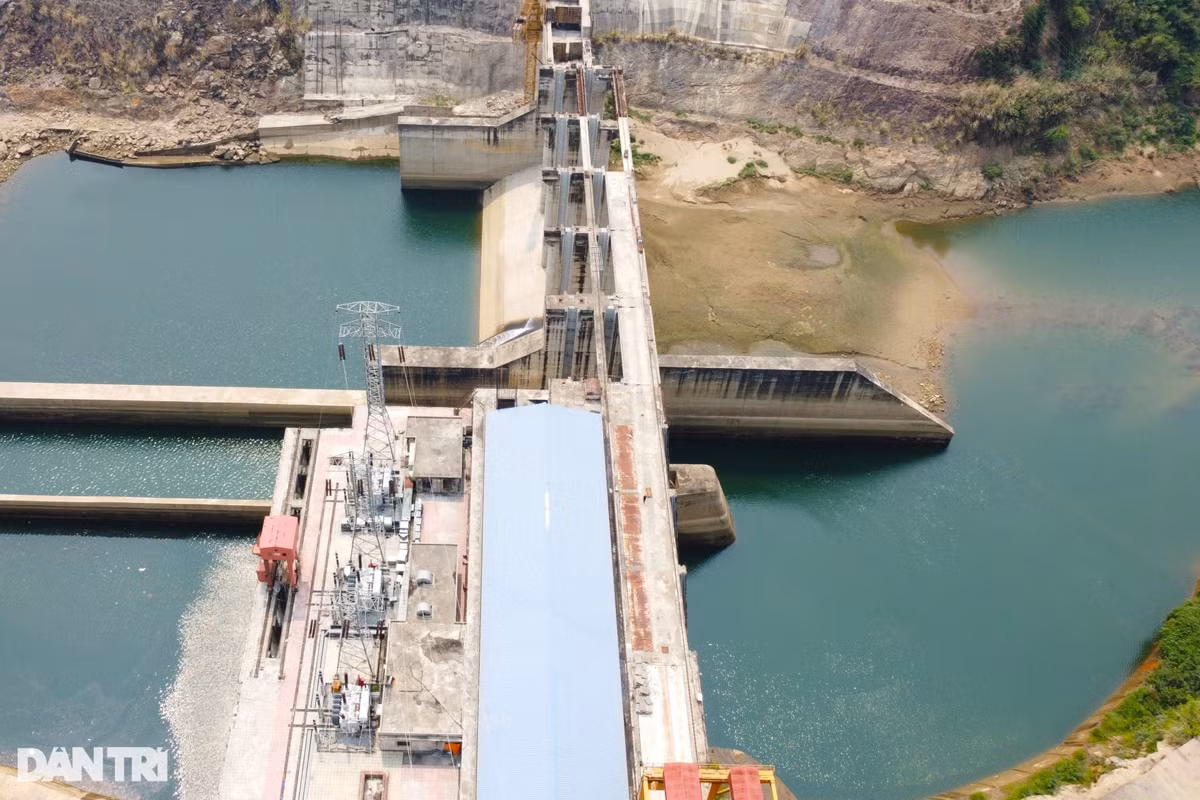 Dự án thủy điện Hồi Xuân, có tổng mức đầu tư hơn 3.320 tỷ đồng, công suất 102 MW với 3 tổ máy, sản lượng điện hàng năm 432 triệu KWh. Có địa chỉ tại huyện Quan Hóa, tỉnh Thanh Hóa, do Công ty CP Đầu tư và Xây dựng Điện Hồi Xuân (VNECO - thuộc Tổng Công ty CP Xây dựng Điện Việt Nam) làm chủ đầu tư. (Ảnh: Dân Trí).