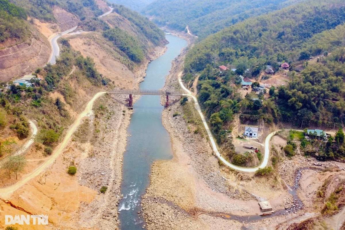 Theo báo cáo từ UBND huyện Quan Hóa, việc dự án chậm tiến độ, dừng thi công đã gây ảnh hưởng đến đời sống người dân trong vùng dự án, cũng như kế hoạch phát triển kinh tế - xã hội của địa phương. Để thực hiện dự án, 500 hộ dân đã phải di dời, tuy nhiên chủ đầu tư mới bố trí được 1 khu tái định cư. Ngoài ra, chủ đầu tư cũng chưa hoàn trả 5 tuyến đường giao thông tránh ngập, 2 tuyến đường và 2 cầu treo thi công dang dở, người dân đang phải di chuyển bằng đò qua sông Mã. (Ảnh: Dân Trí).