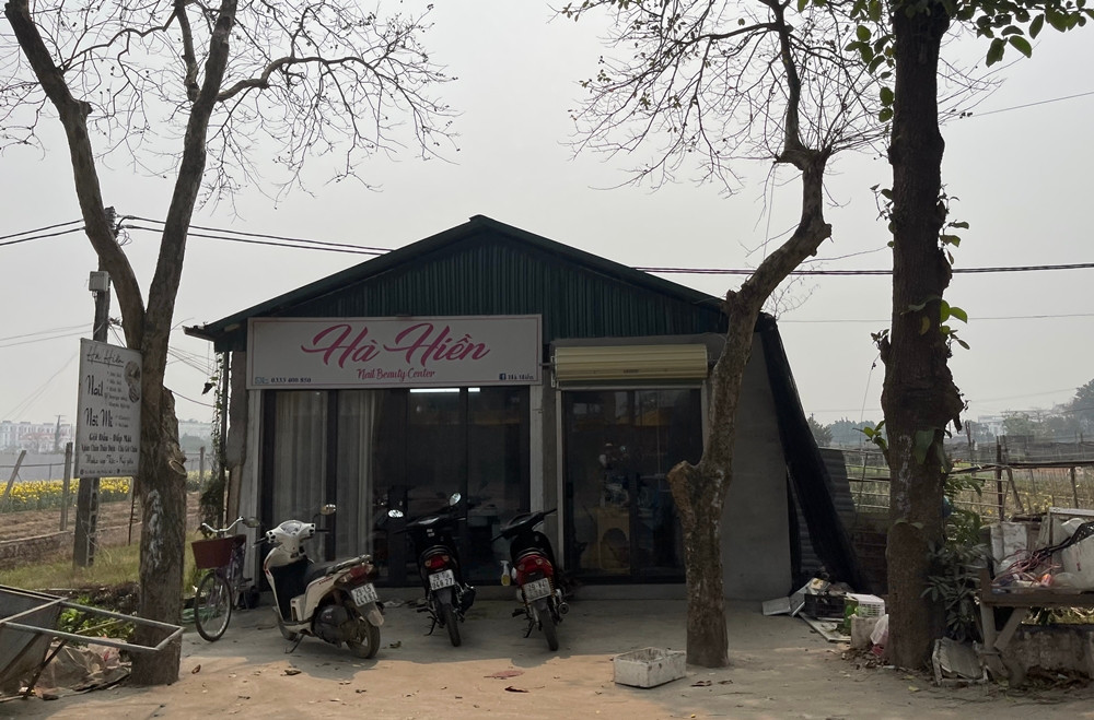 Một cửa hàng "mọc" trên đất nông nghiệp, nằm ngay mặt đường DT70A trên địa bàn phường Tây Tựu.