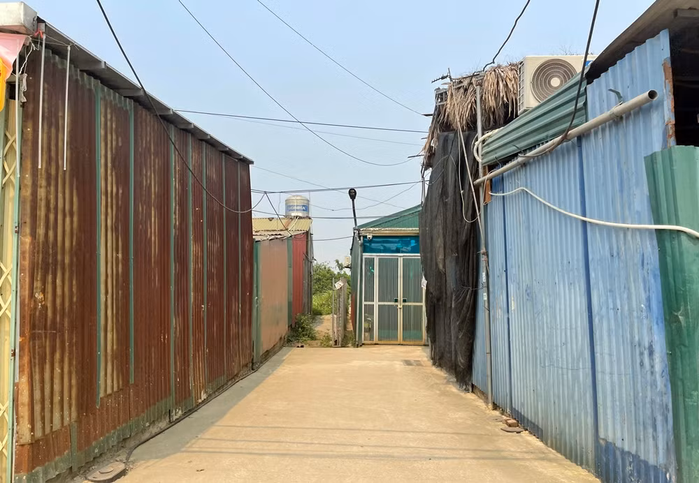 Thực tế, đến nay ngày 24/3/2025, ghi nhận của phóng viên cho thấy, các công trình xây dựng trên đất nông nghiệp mà báo Tri thức và Cuộc sống phản ánh, đều chưa có dấu hiệu được xử lý, cưỡng chế hay phá dỡ.