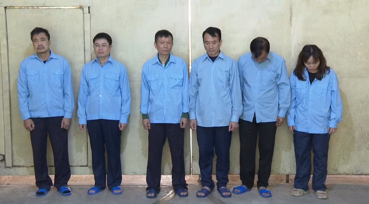 Gần đây, Công an TP Hà Nội đã bắt giữ 06 đối tượng để điều tra về hành vi nhận hối lộ của một số cá nhân nhằm bỏ qua các sai phạm trong quá trình thi công xây dựng tại quận Hoàng Mai (Hà Nội). Trong đó có 2 Chủ tịch, 1 Phó Chủ tịch phường cùng một số cán bộ quận Hoàng Mai. Thiết nghĩ trước thực trạng vi phạm trên đất nông nghiệp trên địa phường Tây Tựu, các cơ quan chức năng của Hà Nội cần xem xét, vào cuộc và làm rõ trách nhiệm cá nhân, tập thể (nếu có).