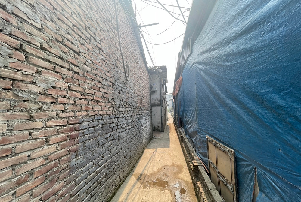 Công trình xây dựng trên đất nông nghiệp nằm sâu trong ngõ nhỏ, được che chắn tôn kín mít, quan sát qua bên ngoài rất khó phát hiện.