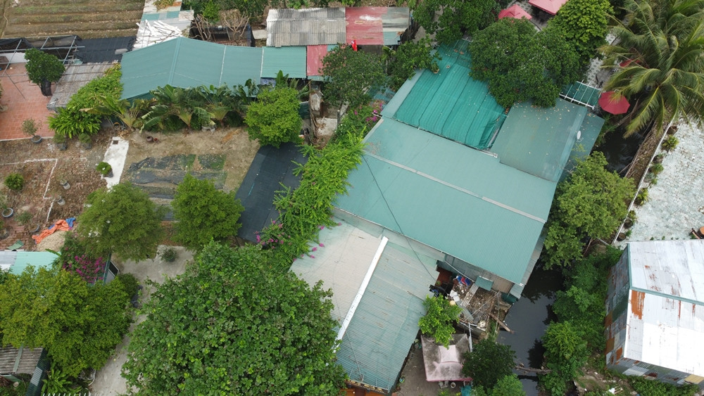 Theo đó, từ tháng 9/2024, ghi nhận của PV cho thấy các công trình vi phạm xuất hiện chủ yếu khu vực đường Cầu Khoát; đường nối với DT70A; khu vực cống Cầu Đìa; hay phố Trung Kiên có công trình xây dựng nghi trên đất nông nghiệp làm cửa hàng bách hóa tổng hợp không đảm bảo PCCC; nhiều bãi tập kết vật liệu xây dựng trái phép.