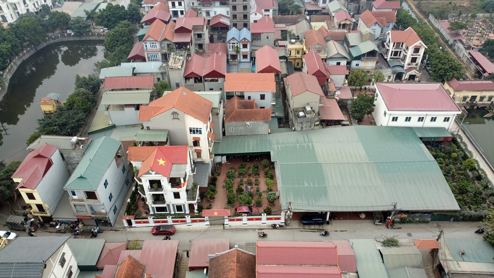 Thực tế, những vi phạm xây dựng trên đất nông nghiệp, sử dụng có dấu hiệu sai mục đích đất trên địa bàn Tây Tựu đã và đang diễn ra. Điều này khiến người dân đặt nhiều câu hỏi: Trách nhiệm của Đội quản lý TTXD quận Bắc Từ Liêm, UBND phường Tây Tựu trong công tác quản lý đất đai vẫn còn buông lỏng, mới xảy ra vi phạm TTXD trên địa bàn phường Tây Tựu?. (Ảnh: Khu vực này có dãy cửa hàng bách hóa nguồn gốc là đất nông nghiệp).