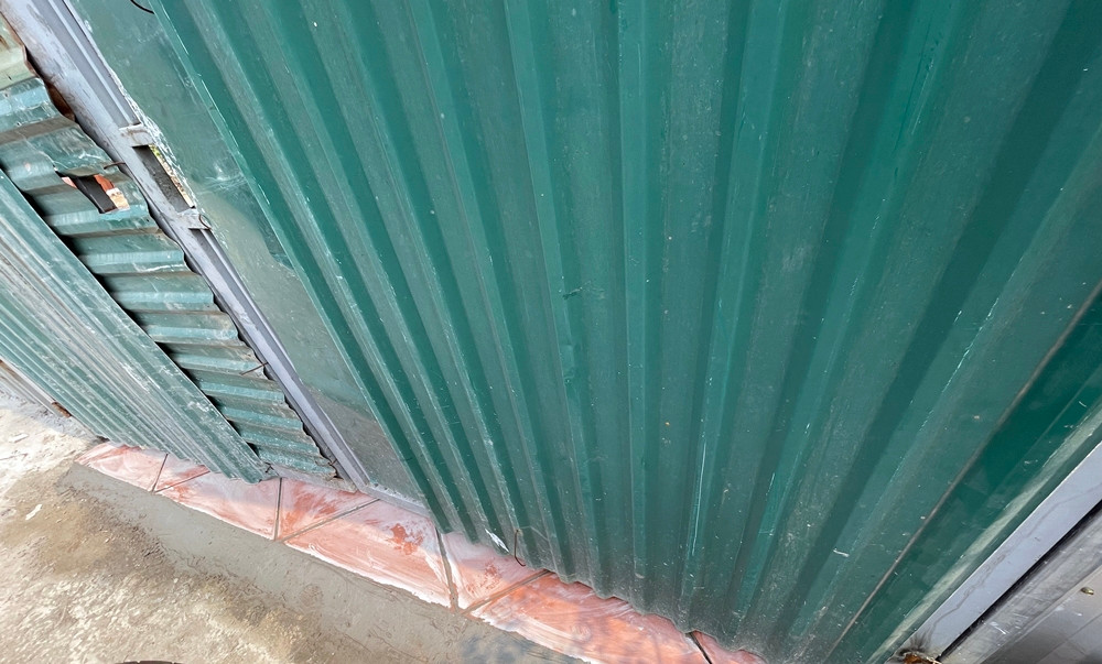 Phần nền gạch mới ốp lát, lớp xi măng láng nền công trình dường như vẫn chưa kịp khô.