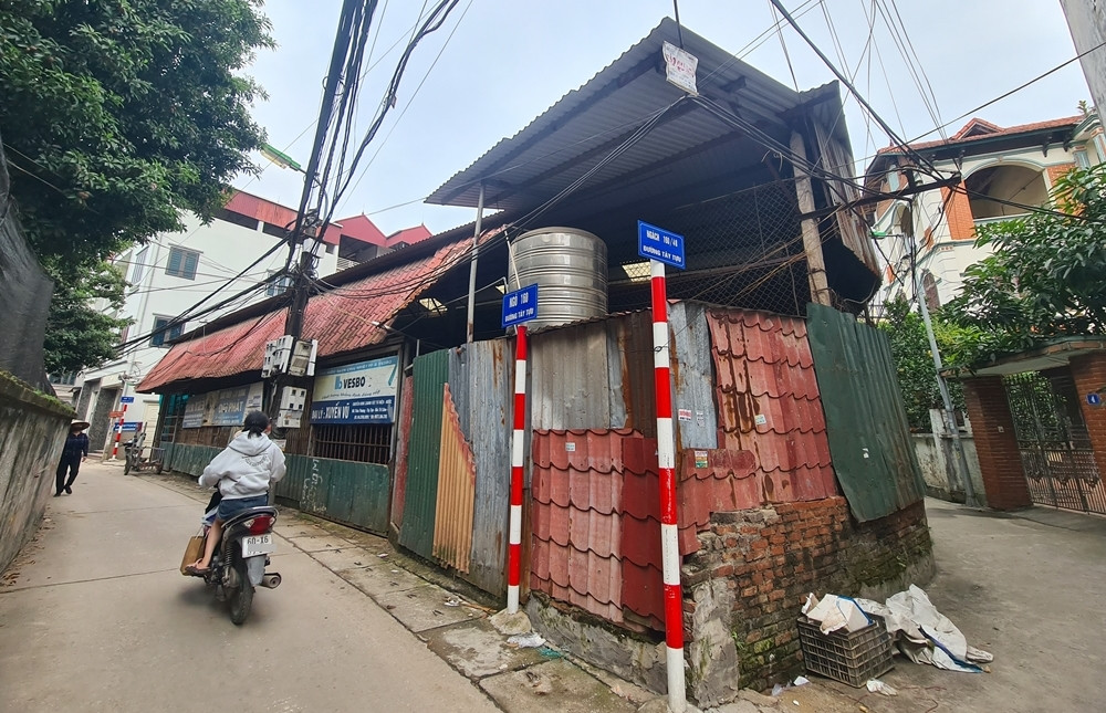 Tại ngõ 160/54 đường Tây Tựu, còn có nhà xưởng trái phép rộng hàng trăm m2, sử dụng làm kim khí tổng hợp, được cho là của người thân Phó Chủ tịch phường Tây Tựu Phan Thị Thu Giang. Theo ông Nguyễn Quang Thậm - Chủ tịch UBND phường Tây Tựu, công trình này vi phạm trước năm 2014, và đã được nêu tại Kết luận 246 năm 2019.