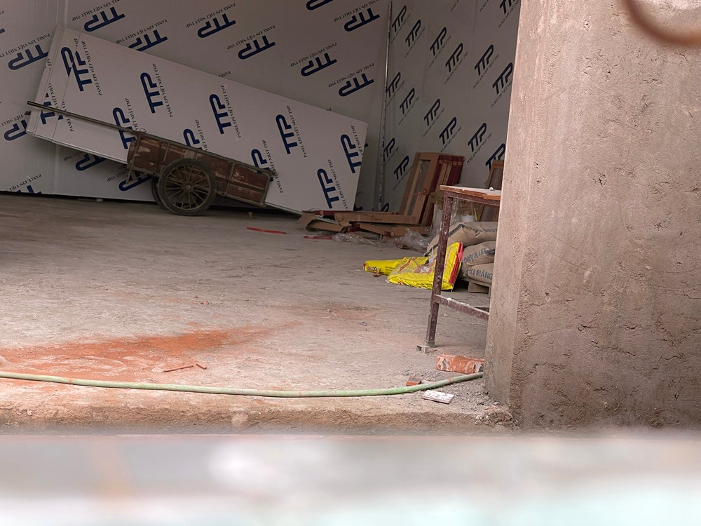 Bên ngoài công trình này được quây tôn kín mít, phía trong là các hạng mục đang nhanh chóng được hoàn thiện, vật liệu xây dựng vẫn còn ngổn ngang.