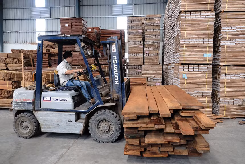 Thanh vien HDQT be boi danh bac, cong ty Phu Tai lam an sao?