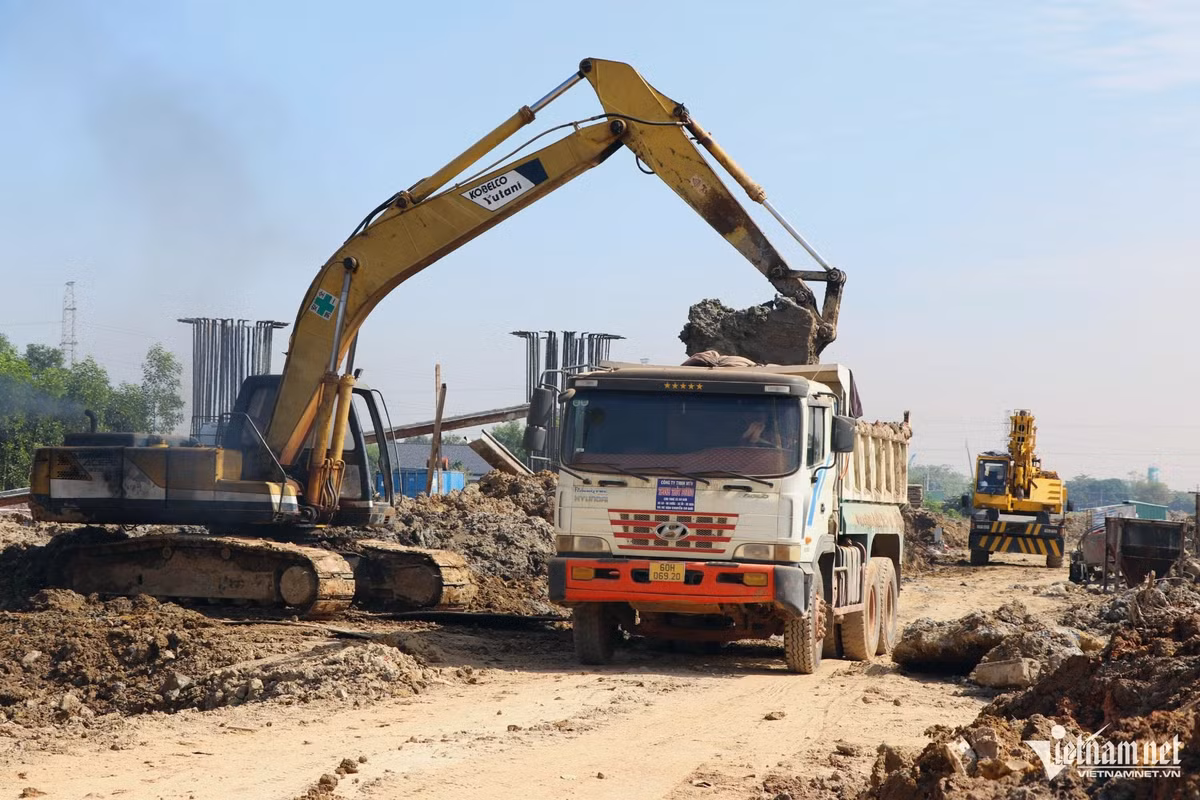 Tuyến số 1, dài 4,28km, quy mô 6 làn xe, đã hoàn thành phần lớn khối lượng công việc. Điểm đầu tuyến nối với quốc lộ 51, điểm cuối nối vào nhà ga hành khách sân bay Long Thành.