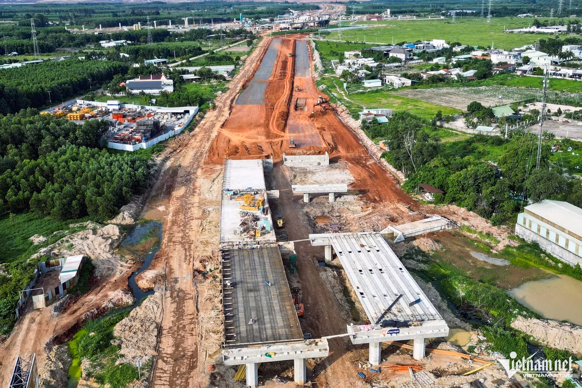 Sau hơn 1 năm triển khai thi công, liên danh nhà thầu đã huy động khoảng 1.000 công nhân, kỹ sư và máy móc thiết bị để triển khai đồng loạt 21 mũi thi công ngày đêm.