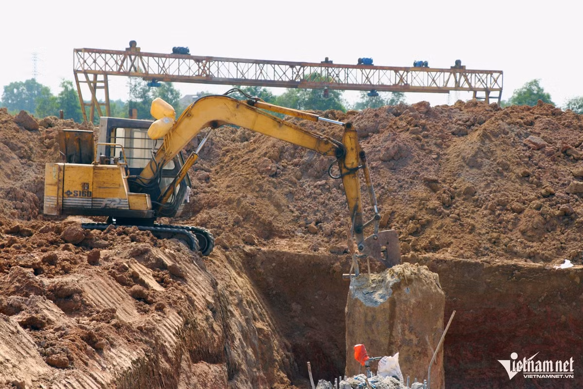 Các hạng mục như hầm chui dân sinh, cọc đất đã hoàn thành. Các mũi thi công đang tập trung vào những hạng mục cấp phối đá dăm, đắp đất, bệ mố trụ cầu, cọc khoan nhồi…