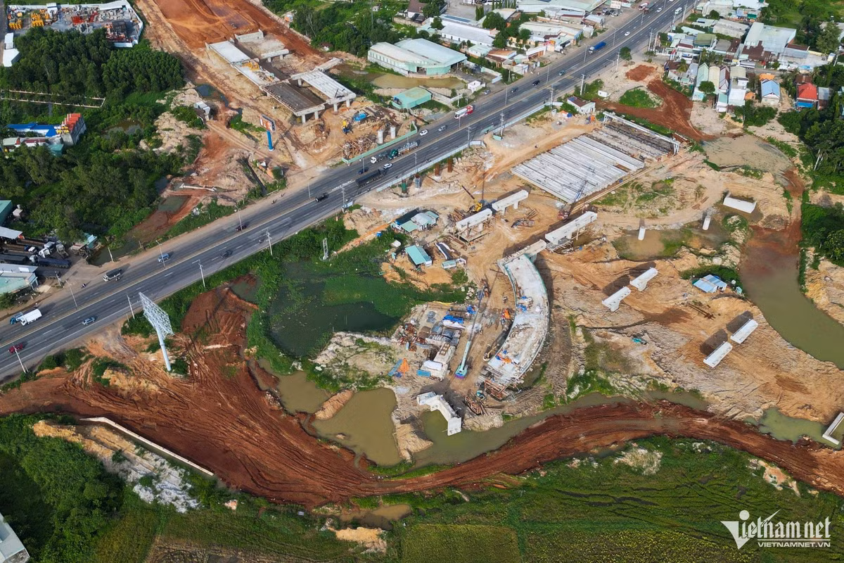 Tuyến số 2, dài 3,5km, gồm 4 làn xe, đang được triển khai nhanh chóng. Điểm đầu tuyến nối với cao tốc TPHCM - Long Thành - Dầu Giây, điểm cuối nối vào nút giao tuyến số 1.