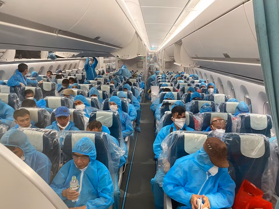 Chuyen bay dua 219 lao dong Viet tai Guinea Xich Dao da ha canh-Hinh-4