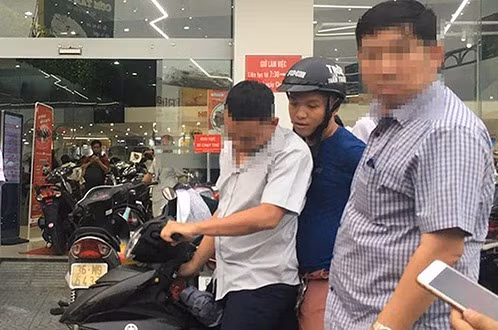 3. Cựu thiếu úy cưỡng đoạt tiền lĩnh án: Phạm Thái Vinh, 27 tuổi, cựu thiếu úy Công an quận Bình Thạnh bị tuyên một năm 6 tháng tù. Vinh là người ép nam sinh viết giấy bán xe 15 triệu cho Nguyễn Hoàng Minh làm xe ôm khi không có 10 triệu để được bỏ qua lỗi. Khi Minh đến chỗ hẹn lấy tiền đã bị công an phát hiện.