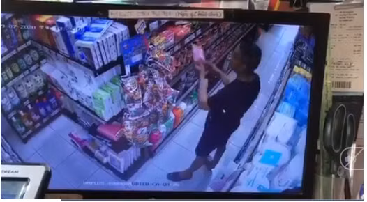 6. Xác minh người đàn ông bôi nước bọt vào thực phẩm: Camera của một siêu thị mini ở Đà Nẵng đã ghi lại khoảng 17 giây cảnh một người đàn ông đứng liên tục bôi nước bọt vào tay để thoa lên các gói thực phẩm khô đang để trên kệ. Hiện siêu thị đã đóng cửa để đảm bảo an toàn, cơ quan chức năng đang xác minh người đàn ông này là ai, từ đâu đến và hành động lạ này nhằm mục đích gì.