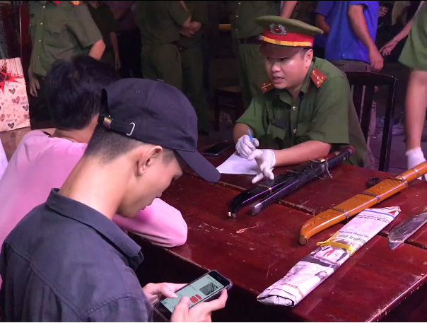 Chỉ trong một buổi tối, đã có 29 người dân tham gia giao nộp vũ khí.