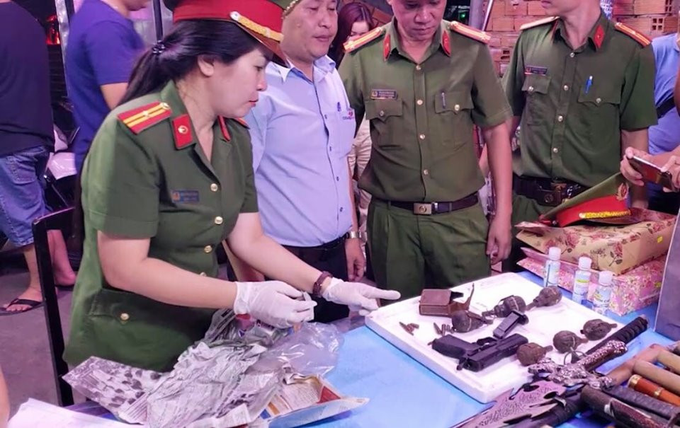 Số vũ khí gồm một khẩu súng K54, 7 viên đạn, 6 quả lựu đạn, hơn 50 thanh dao, kiếm tự chế, roi điện cùng với các loại công cụ hỗ trợ khác.