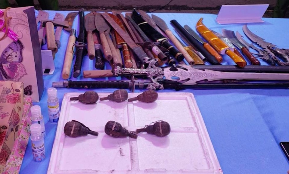 Nhiều người đã lưu giữ vũ khí trong nhà nhiều năm nay đem giao nộp.