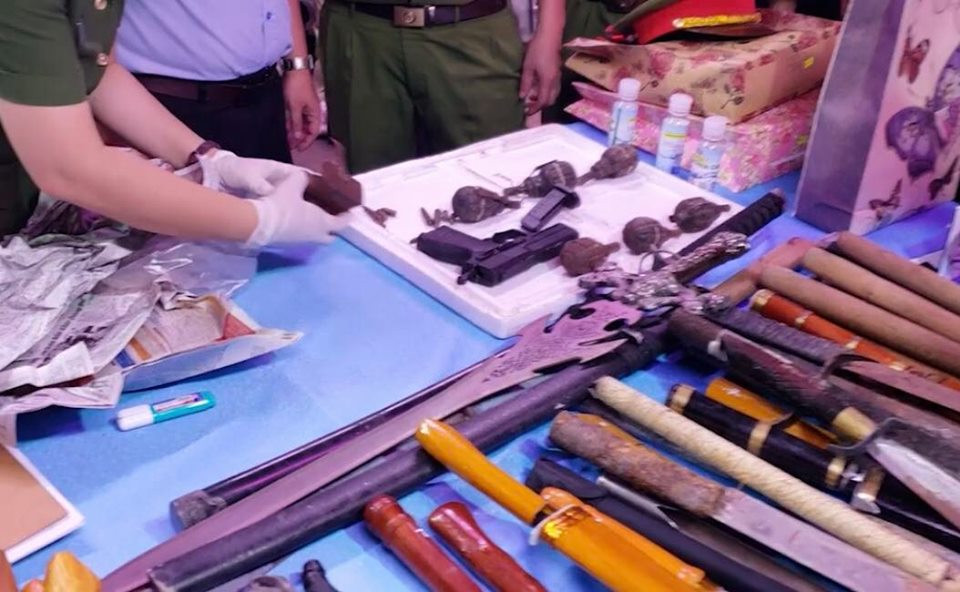 Riêng ngày 7/7, Công an cũng đã bắt giữ hai nghi phạm mua bán, tàng trữ ba đèn pin trích điện, 48 bình xịt hơi cay, 119 dao, kiếm, mã tấu các loại.