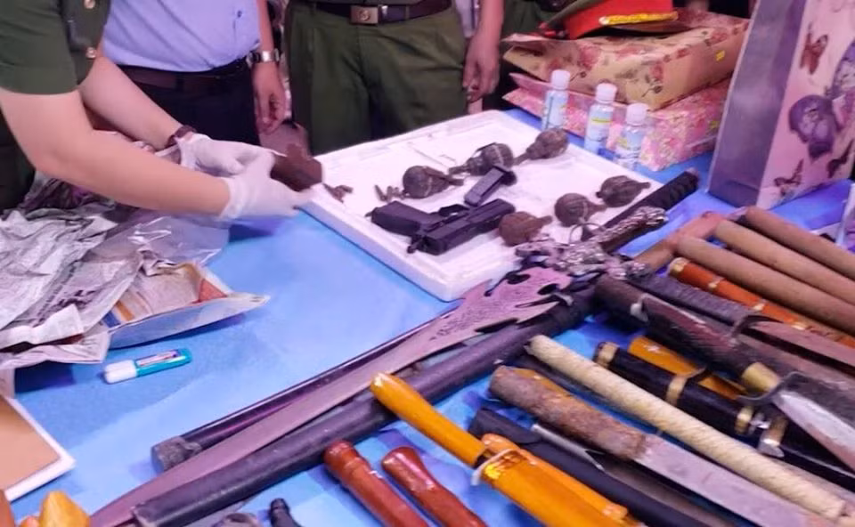 Riêng ngày 7/7, Công an cũng đã bắt giữ hai nghi phạm mua bán, tàng trữ ba đèn pin trích điện, 48 bình xịt hơi cay, 119 dao, kiếm, mã tấu các loại.