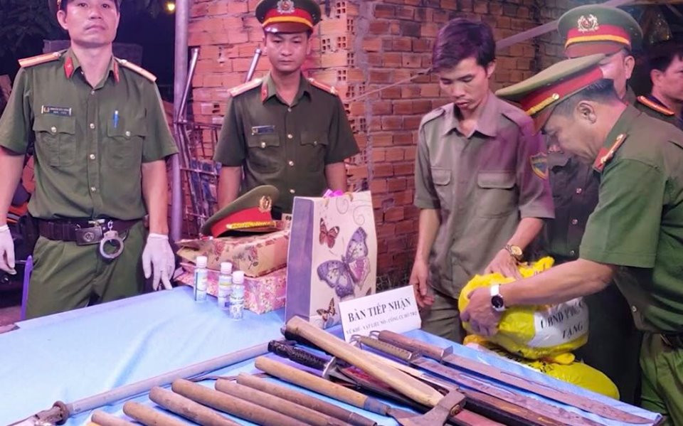 Theo Công an quận Thủ Đức, khu vực chợ đầu mối nông sản là điểm nóng về an ninh trật tự trên địa bàn. Thời gian qua, trên địa bàn quận đã xảy ra nhiều vụ mua bán, tàng trữ và sử dụng vũ khí, công cụ hỗ trợ.