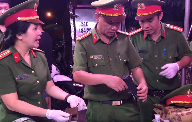 Nhan nhan luu dan, dao kiem khi nguoi dan Thu Duc tu giao nop