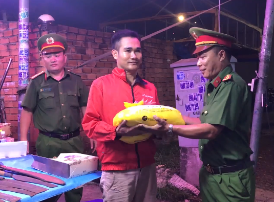 Sau khi giao nộp vũ khí, người dân sẽ được cơ quan chức năng tặng một phần quà là 10kg gạo.