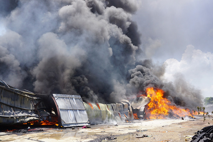  6. Nghi ngờ đốt rác, kho hàng chìm trong biển lửa: Khoảng 11h30, lửa bùng lên trong kho chứa hàng của một doanh nghiệp đặt trong khu công nghiệp Tây Bắc Ga (Thanh Hóa). Dù công an Thanh Hóa huy động hàng chục lính cứu hỏa và xe bồn đến hiện trường dập lửa nhưng kho hàng vẫn bị thiêu rụi. Trước đó phát hiện doanh nghiệp đốt phế liệu gần hàng rào, có thể lửa từ đám đốt phế liệu này đã bén vào nhà xưởng gây hỏa hoạn.