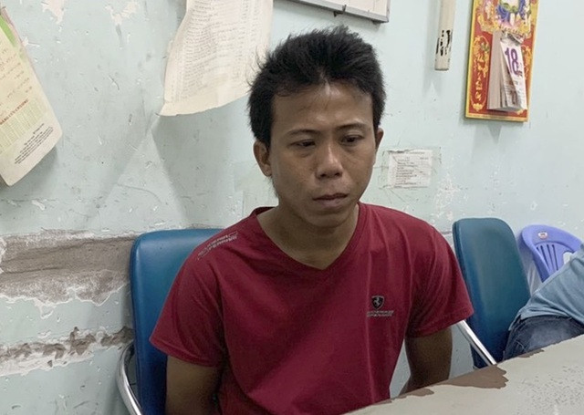  5. Đục tường trộm vàng như trong phim hình sự: Lê Ngọc Anh (SN 1988, huyện Nhà Bè) đi xe máy từ TP Hồ Chí Minh đến thị xã Gò Công (Tiền Giang), dùng điện thoại quay toàn cảnh hoạt động của tiệm vàng, sau đó dùng xà beng và búa đục tường được xây bằng gạch và chui vào trộm. Anh đã lấy đi 200 đôi bông tai và 5 sợi dây chuyền vàng. Sau hơn 10 ngày Anh bị công an bắt tạm giam.