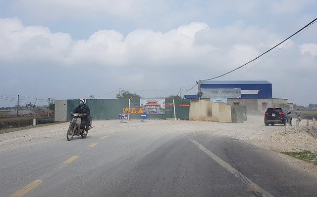 Thanh tra Sở Giao thông vận tải tỉnh Ninh Bình vừa xử phạt vi phạm hành chính 12 triệu đồng vì “thi công trên đường bộ đang khai thác có bố trí biển báo hiệu nhưng không đầy đủ theo quy định”. Cổng chào làm trên quốc lộ 10, có thể được nâng cấp, mở rộng bất cứ lúc nào. Vì thế, việc đầu tư 6 tỷ đồng xây cổng chào tại đây được cho là không phù hợp, vì có thể gây lãng phí lớn về tiền của, không biết tồn tại được bao lâu.