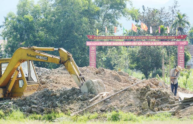 UBND huyện Minh Long (Quảng Ngãi) là một trong 56 huyện nghèo của cả nước nhưng trích ngân sách xây cổng chào tiền tỷ khiến nhiều người cho rằng là sự lãng phí. Cổng chào có tổng diện tích trên 160m2 (diện tích sàn gần 95m2), chiều cao gần 7,5m, rộng 10,5m, tổng kinh phí đầu tư khoảng 2 tỷ đồng từ nguồn ngân sách huyện.