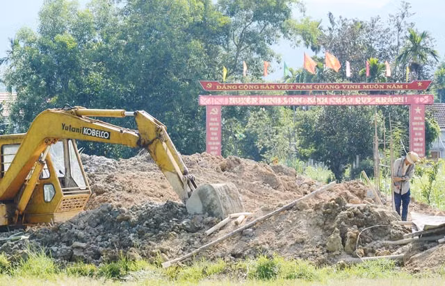 UBND huyện Minh Long (Quảng Ngãi) là một trong 56 huyện nghèo của cả nước nhưng trích ngân sách xây cổng chào tiền tỷ khiến nhiều người cho rằng là sự lãng phí. Cổng chào có tổng diện tích trên 160m2 (diện tích sàn gần 95m2), chiều cao gần 7,5m, rộng 10,5m, tổng kinh phí đầu tư khoảng 2 tỷ đồng từ nguồn ngân sách huyện.