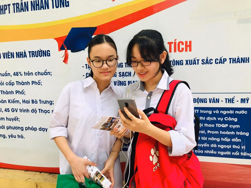 Sang nay gan 89.000 hoc sinh Ha Noi lam thu tuc du thi vao lop 10-Hinh-3