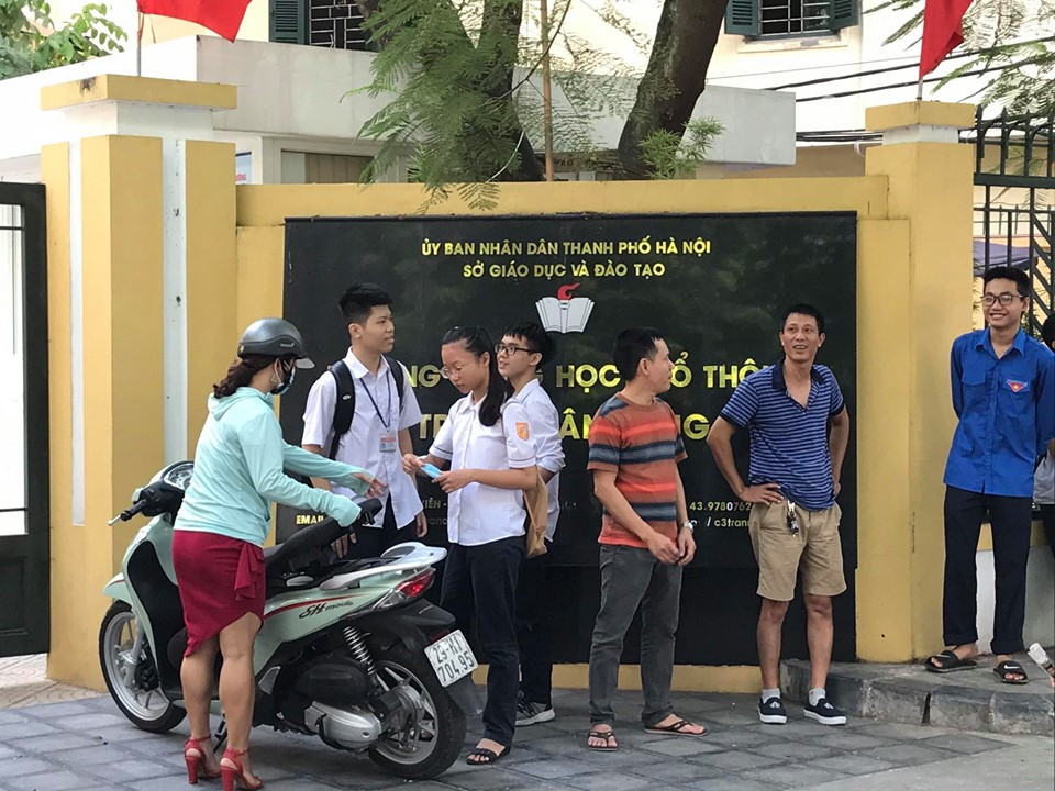 Sáng nay gần 89.000 học sinh Hà Nội làm thủ tục dự thi vào lớp 10 - Hình 2 Sang nay gan 89.000 hoc sinh Ha Noi lam thu tuc du thi vao lop 10-Hinh-2