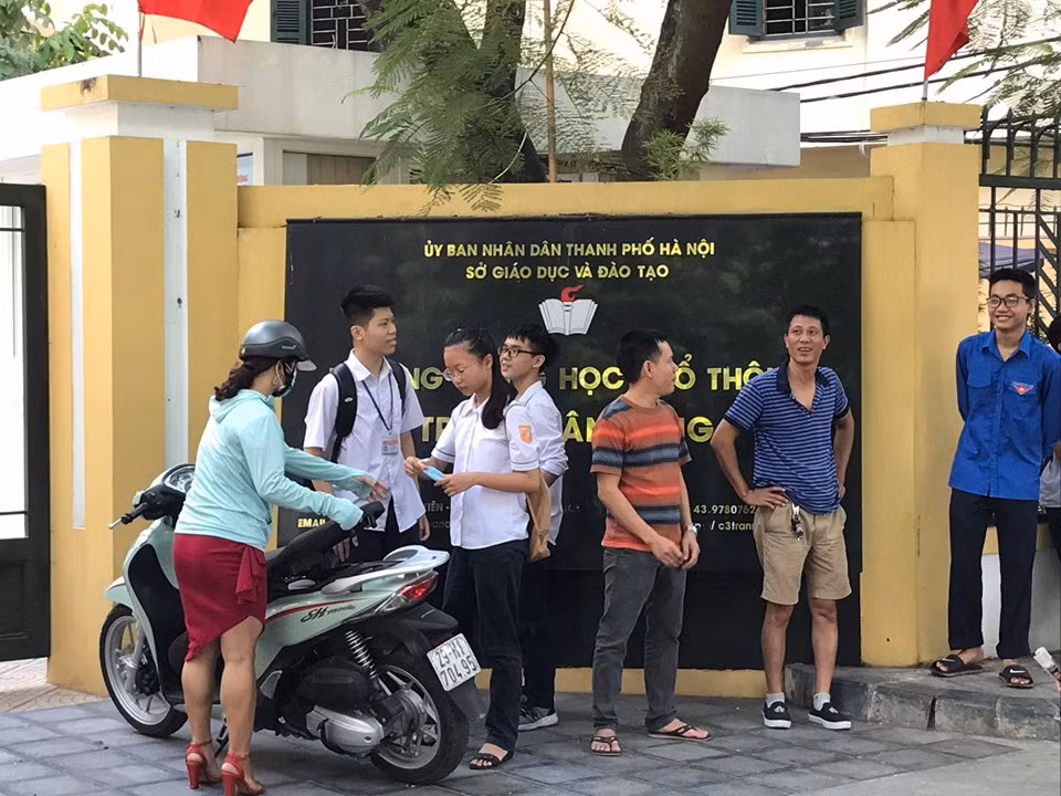 Sang nay gan 89.000 hoc sinh Ha Noi lam thu tuc du thi vao lop 10-Hinh-2