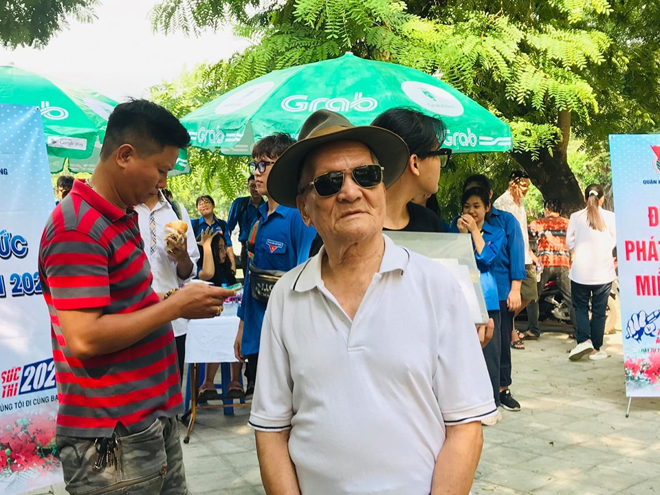 Sáng nay gần 89.000 học sinh Hà Nội làm thủ tục dự thi vào lớp 10 - Hình 6 Sang nay gan 89.000 hoc sinh Ha Noi lam thu tuc du thi vao lop 10-Hinh-6