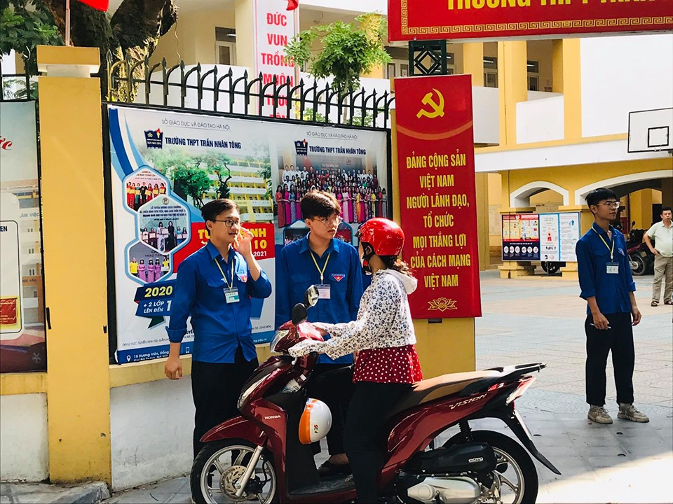 Sáng nay gần 89.000 học sinh Hà Nội làm thủ tục dự thi vào lớp 10 - Hình 4 Sang nay gan 89.000 hoc sinh Ha Noi lam thu tuc du thi vao lop 10-Hinh-4