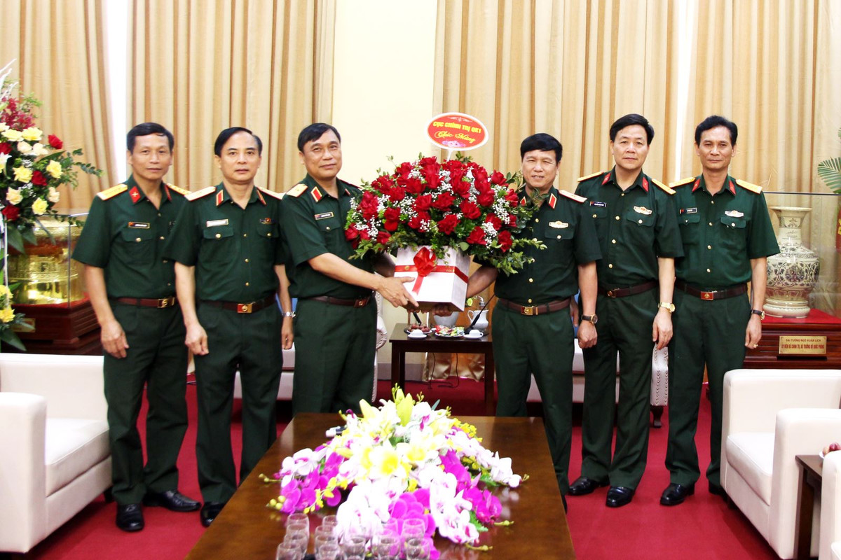 Đại tá Hoàng Văn Hữu, Phó Tham mưu trưởng Quân khu 1 (đứng bên trái cầm hoa) đã được Chủ tịch nước quyết định thăng quân hàm từ Đại tá lên Thiếu tướng và được Thủ tướng Chính phủ bổ nhiệm giữ chức vụ Phó Tư lệnh Quân khu 1.