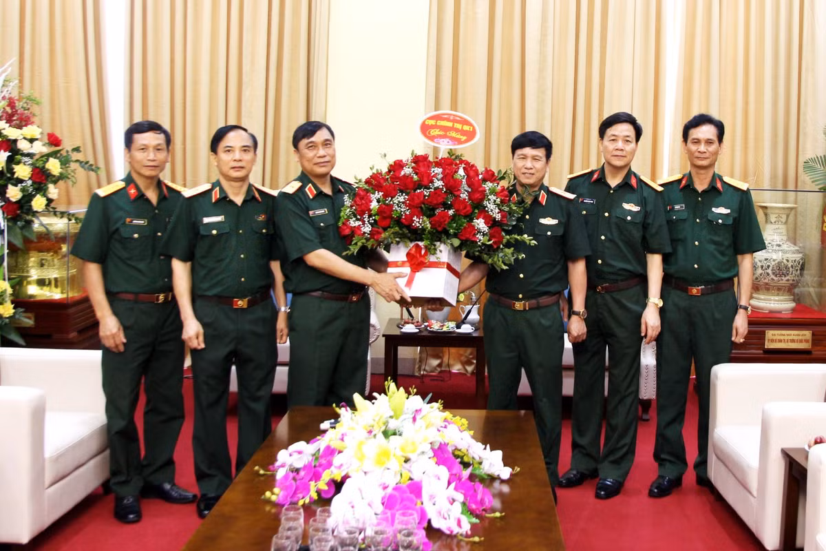 Đại tá Hoàng Văn Hữu, Phó Tham mưu trưởng Quân khu 1 (đứng bên trái cầm hoa) đã được Chủ tịch nước quyết định thăng quân hàm từ Đại tá lên Thiếu tướng và được Thủ tướng Chính phủ bổ nhiệm giữ chức vụ Phó Tư lệnh Quân khu 1.